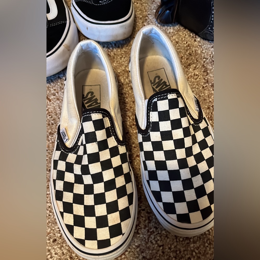 Men’s 6 VANS Slip-ons.